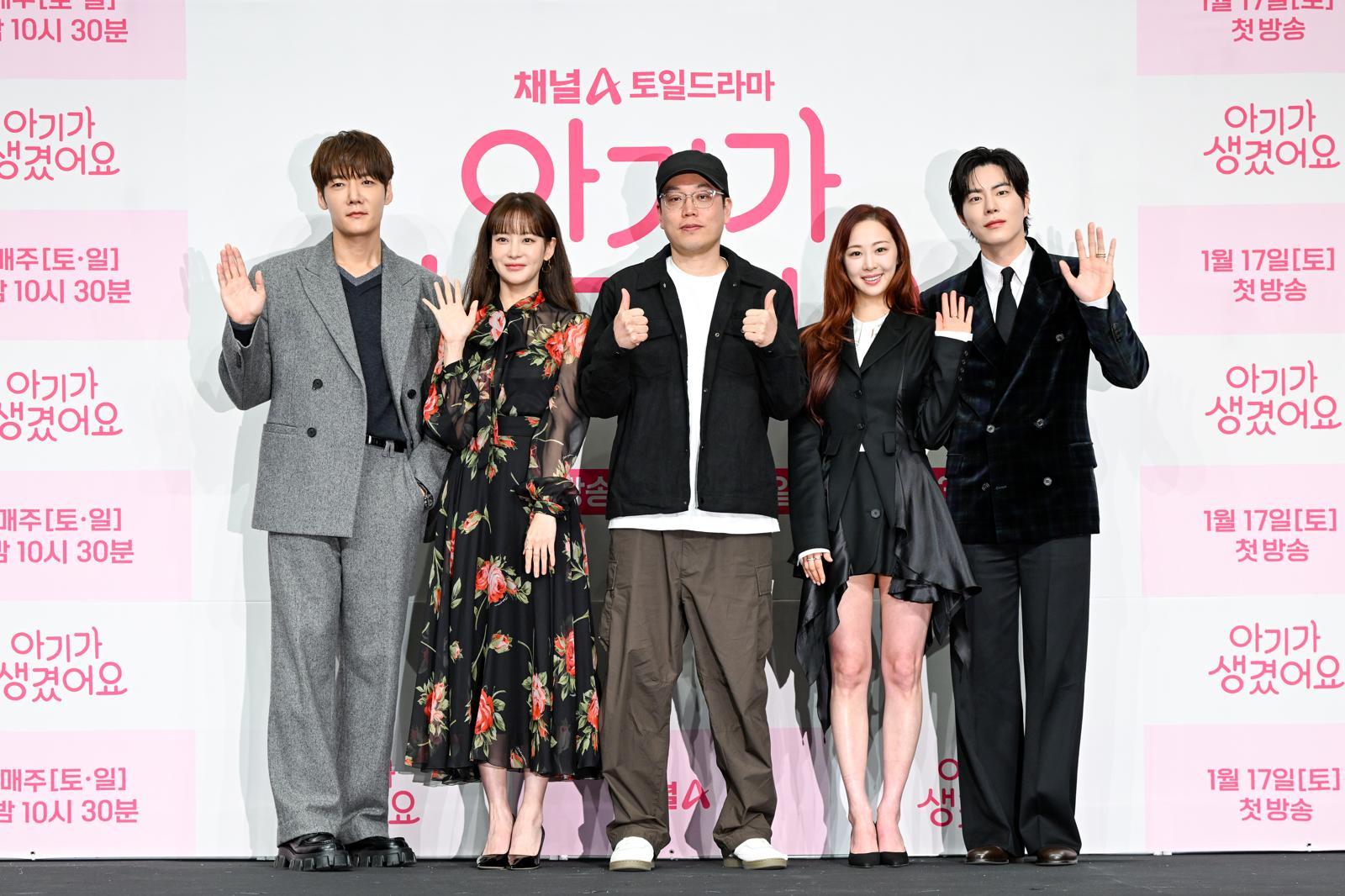 17일 첫방송하는 채널A 드라마 ‘아기가 생겼어요’의 제작발표회에 참석한 배우 최진혁과 오연서, 김진성 감독, 배우 김다솜, 홍종현(왼쪽부터). 이 드라마는 두 비혼주의자 두준(최민혁)과 희원(오연서)이 하룻밤 일탈로 아기가 생기며 벌어지는 이야기를 다뤘다. 오연서는 “비혼주의자인 두 사람이 어떻게 결혼을 결심하고, 사랑에 대한 생각이 바뀌는지가 탄탄하게 전개된다”고 했다. 채널A 제공