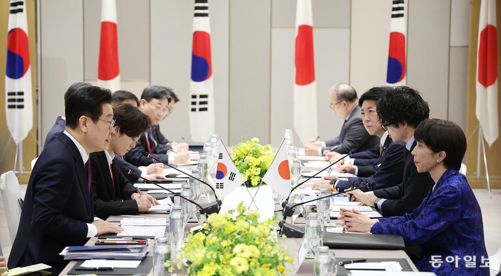 이재명 대통령과 다카이치 사나에 일본 총리가 13일 일본 나라현 회담장에서 확대정상회담을 하고 있다. 2026.1.13 송은석 기자 silverstone@donga.com