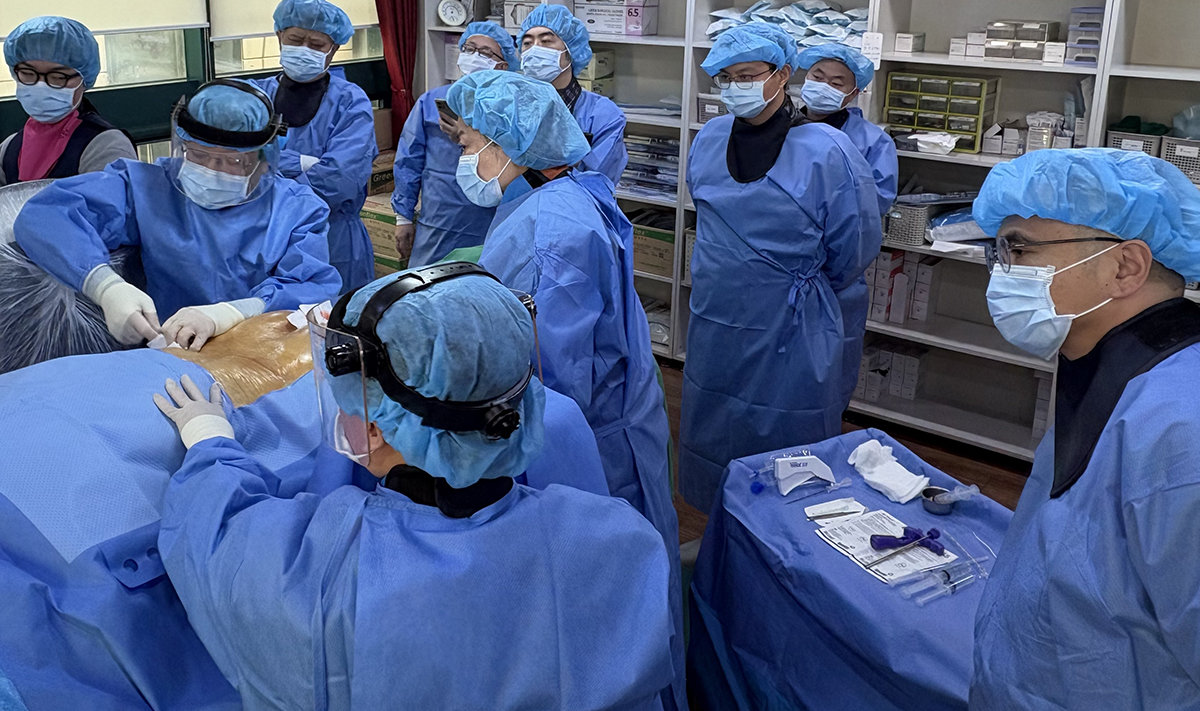 서울 광혜병원을 방문해 박경우 대표원장의 추간공확장술을 참관 중인 중국 의료진. 서울 광혜병원 제공