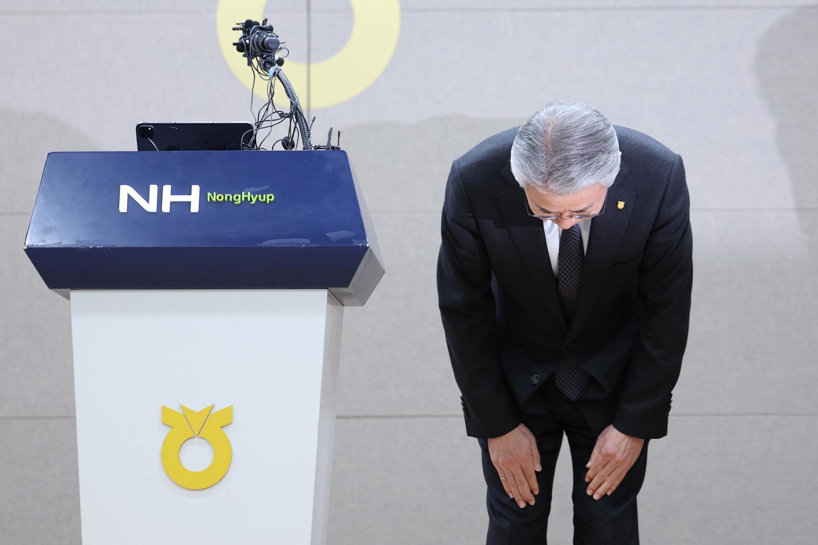 강호동 농협중앙회장이 13일 서울 중구 농협중앙회 본관에서 대국민 사과문을 발표하던 중 고개숙여 사과 인사를 하고 있다.   농협중앙회와 농협재단은 임직원 성비위와 업무상 배임을 자체 적발하고도 이를 수사기관에 고발하지 않고, 공금으로 임직원의 형사사건 변호사비를 지원하거나 1박에 200만원이 넘는 출장비를 사용하는 등 내부통제 부실과 방만한 경비 집행 실태가 정부 감사 결과 드러났다. 2025.01.13. [서울=뉴시스]