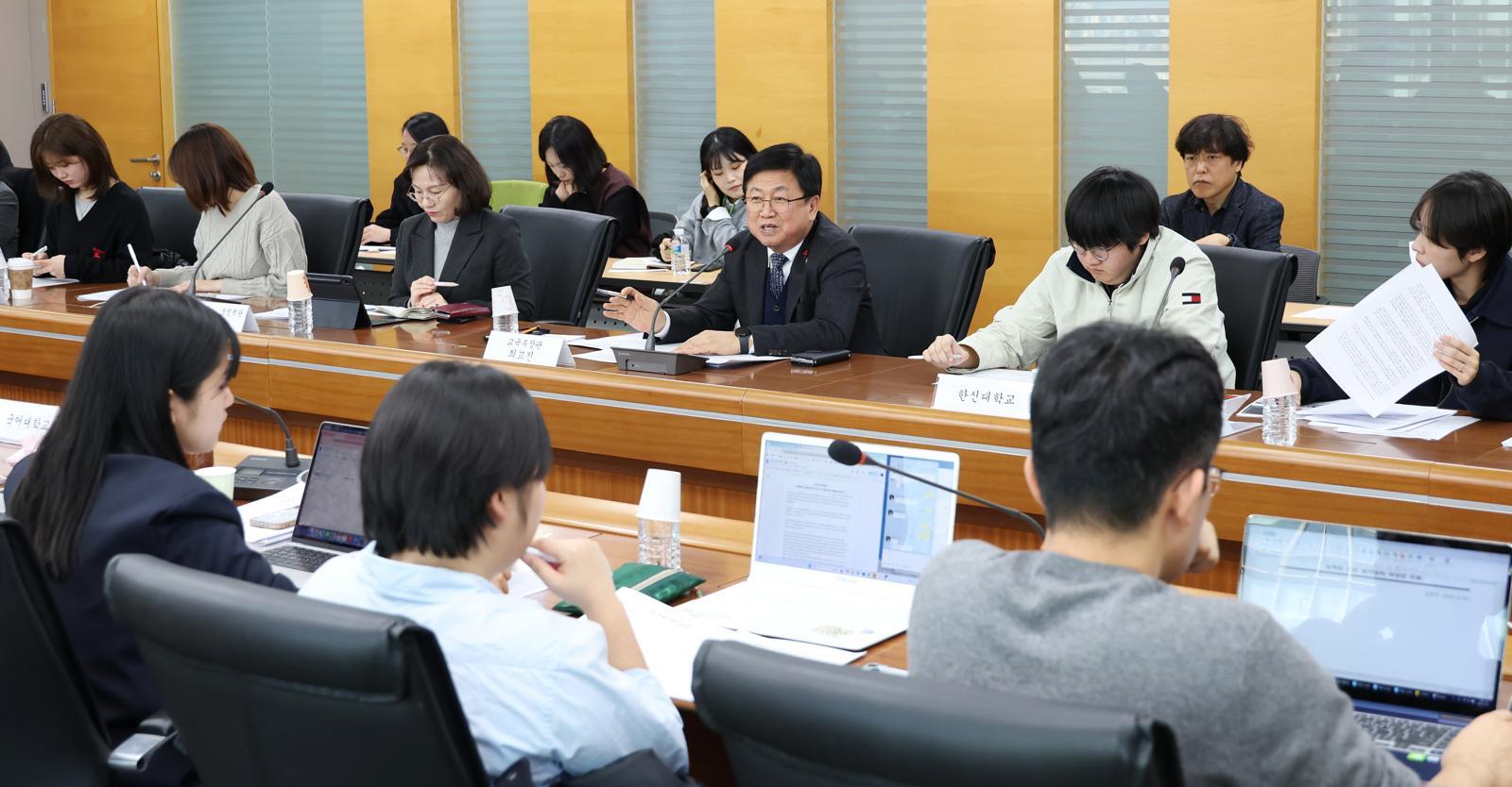 최교진 교육부 장관이 30일 오후 서울역 인근 회의실에서 열린 대학 등록금 관련 총학생회단체 간담회에서 발언을 하고 있다.  2025.12.30. 교육부 제공