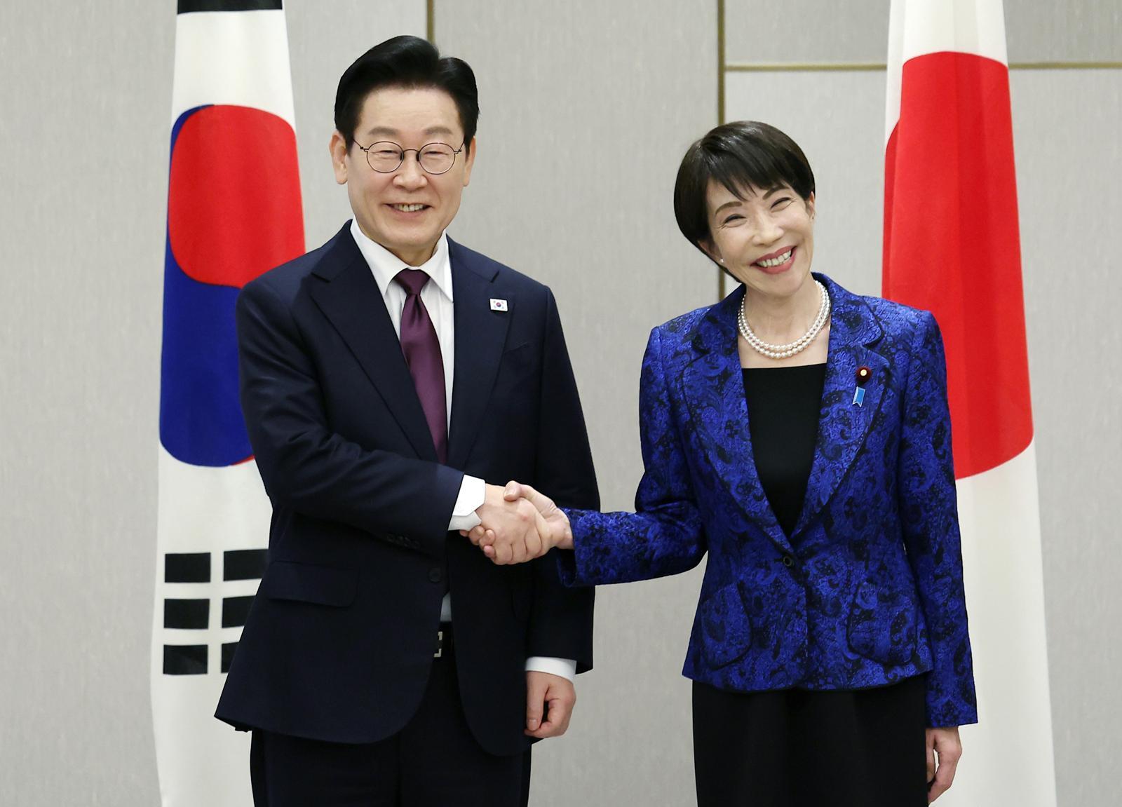 이재명 대통령과 다카이치 사나에 일본 총리가 13일(현지 시간) 나라현 회담장에서 한일 확대 정상회담 기념촬영을 하고 있다. 2026.01.13. 뉴시스