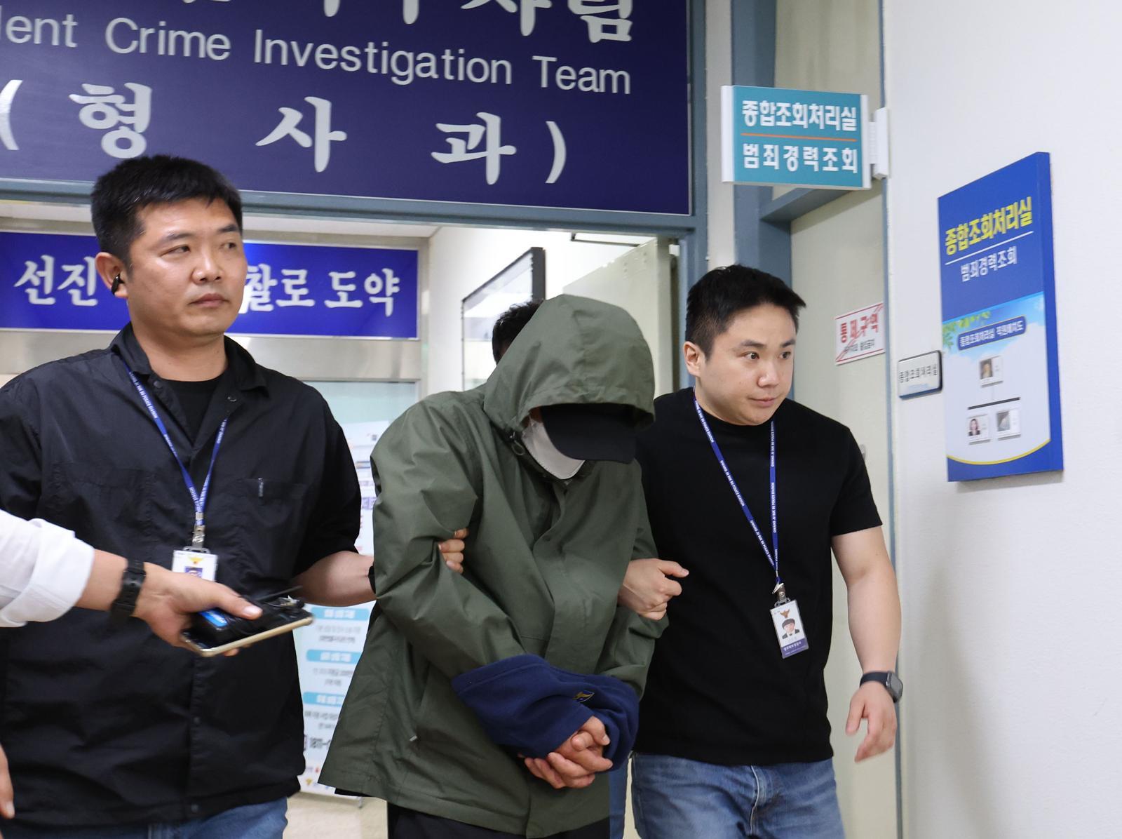 진도에서 차량을 바다에 빠뜨려 일가족을 숨지게 한 40대 가장이 2025년 6월 구속 전 피의자심문(영장실질심사)을 위해 광주 북부경찰서 유치장을 나서는 모습. 뉴스1