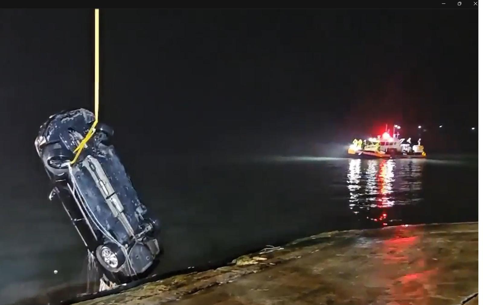 2025년 6월 바다에서 A 씨 차량을 건져내고 있는 경찰. 뉴시스