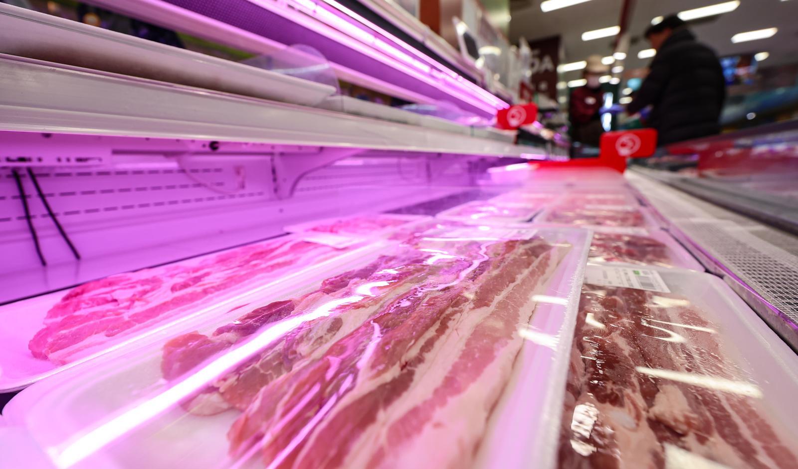 농림축산식품부는 9일 비곗덩어리 삼겹살의 유통을 막기 위해 육가공협회와 대형마트 등 축산업 관계자들에게 ‘삼겹살 품질관리 메뉴얼’을 배포했다고 밝혔다. 매뉴얼에는 대형마트 등에서 판매되는 소포장 삼겹살의 경우 삼겹살은 1㎝ 이하, 오겹살은 1.5㎝ 이하로 지방을 제거할 것을 권장하는 내용 등이 담겼다. 사진은 9일 서울 시내 한 대형마트에 진열된 삼겹살의 모습. 2024.1.9/뉴스1