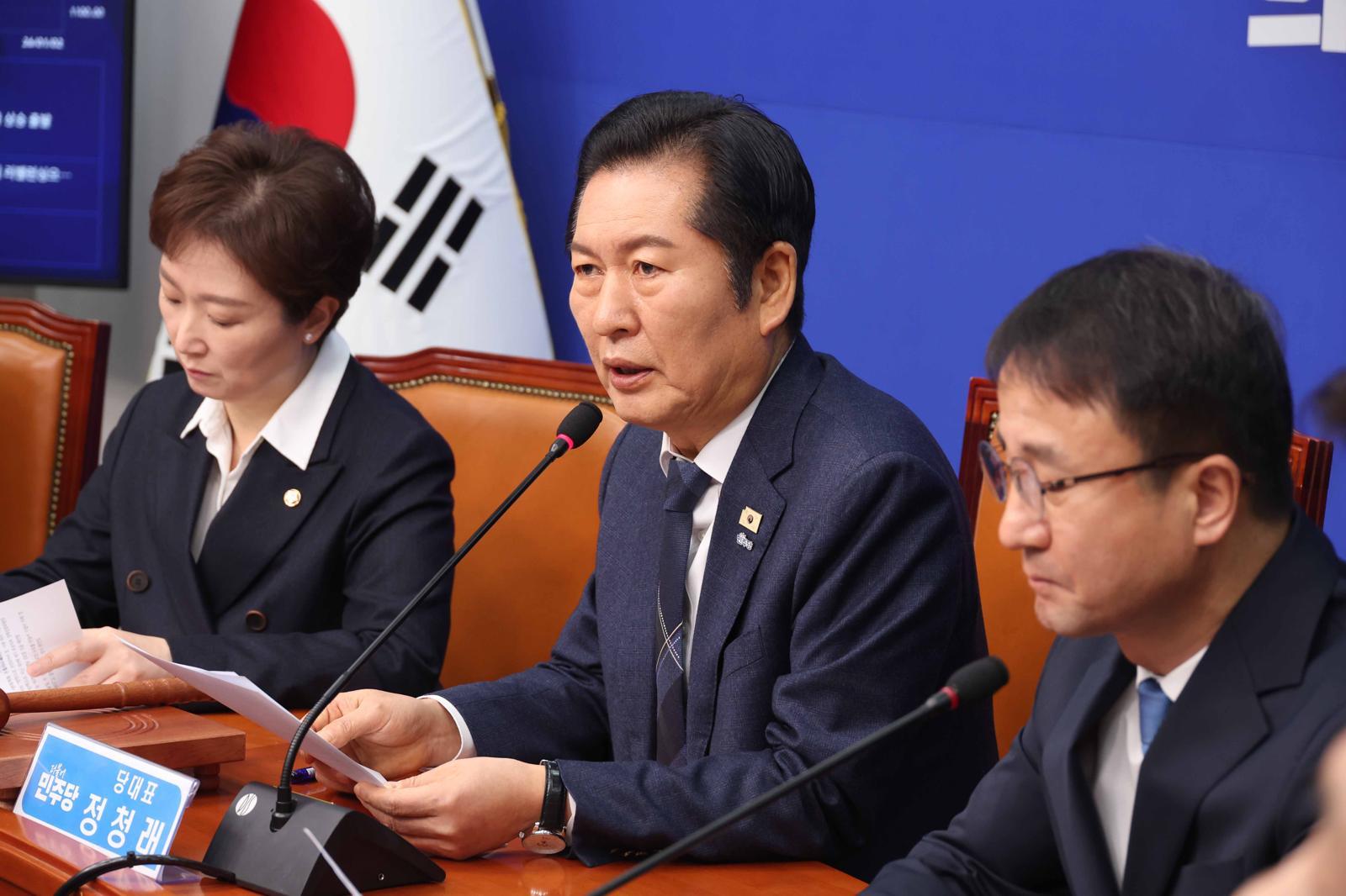 정청래 더불어민주당 대표가 12일 오전 서울 여의도 국회에서 열린 최고위원회의에서 발언을 하고 있다. 뉴시스