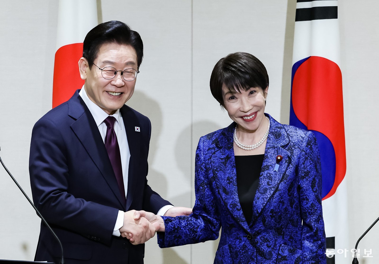 이재명 대통령과 다카이치 사나에 일본 총리가 13일 일본 나라현 회담장에서 공동언론발표를 마치고 악수하고 있다. 2026.1.13  송은석 기자 silverstone@donga.com