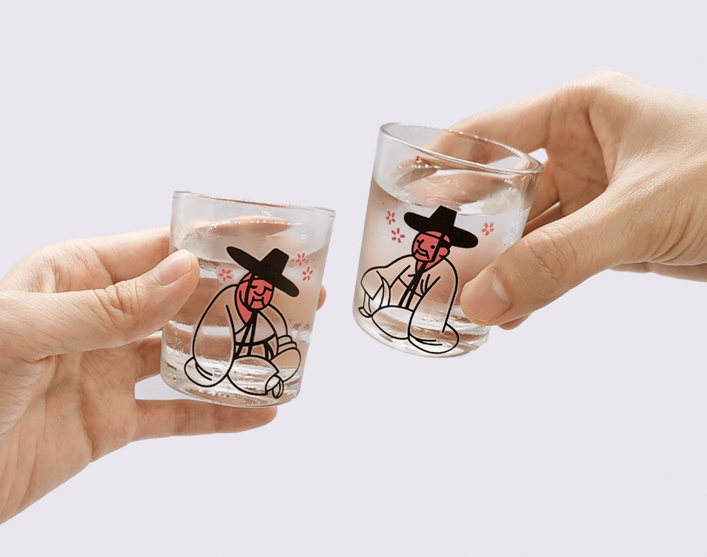 단원 김홍도의 그림을 토대로 제작한 문화상품 ‘취객선비 3인방 변색잔 세트’. 국립박물관문화재단 제공