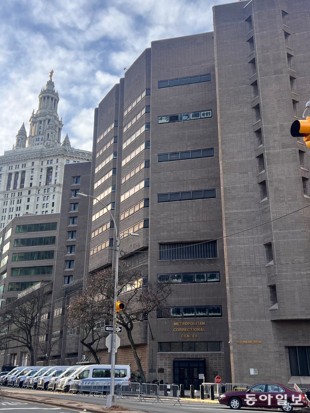 12일(현지 시간) 미국 뉴욕 맨해튼 남부의 옛 교도소인 메트로폴리탄 교정센터(MCC) 전경. 월가의 억만장자이자 성범죄자 제프리 엡스타인은 2019년 이곳에 수감된 채로 극단적 선택을 했다. 열악한 환경, 엡스타인 후폭풍 등으로 2021년 폐쇄됐다.
뉴욕=임우선 특파원 imsun@donga.com
