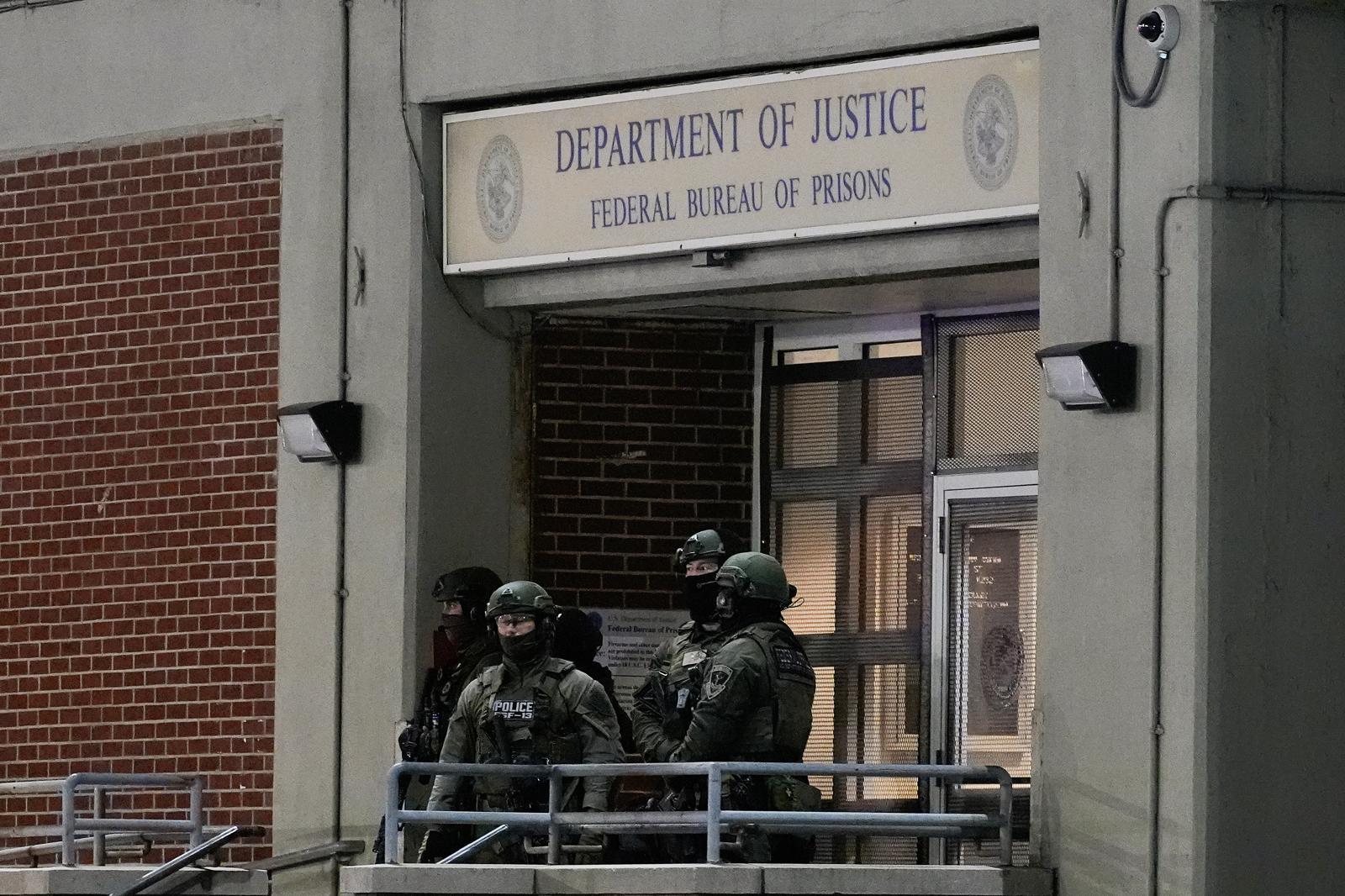 3일(현지 시간) 미국 뉴욕 브루클린의 메트로폴리탄 구금센터를 중무장한 병력들이 지키고 있다. 같은 날 축출된 니콜라스 마두로 베네수엘라 대통령 또한 열악한 환경, 시설 내 각종 범죄 등으로 악명 높은 이곳에 수감됐다. 이에 미국 교정시설의 실태를 둘러싼 논란도 커지고 있다. 뉴욕=AP 뉴시스