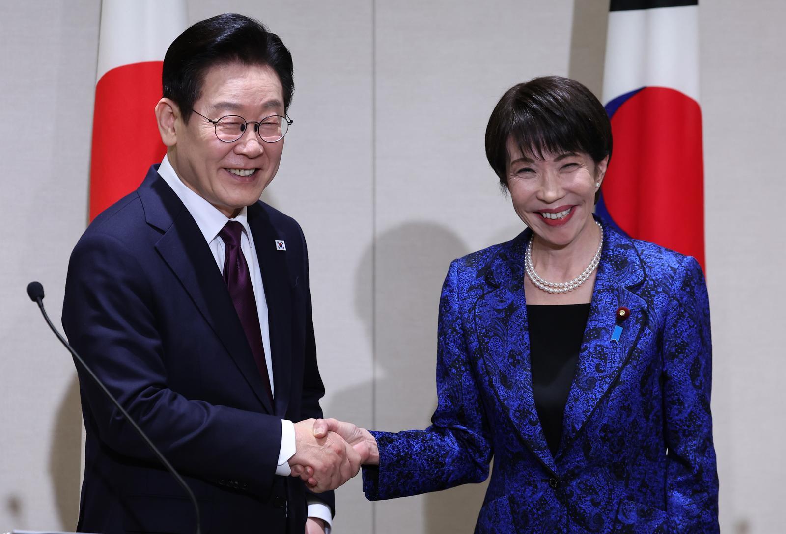 이재명 대통령과 다카이치 사나에 일본 총리가 13일 일본 나라현 회담장에서 공동언론발표를 마친 뒤 악수하고 있다. 2026.1.13/뉴스1