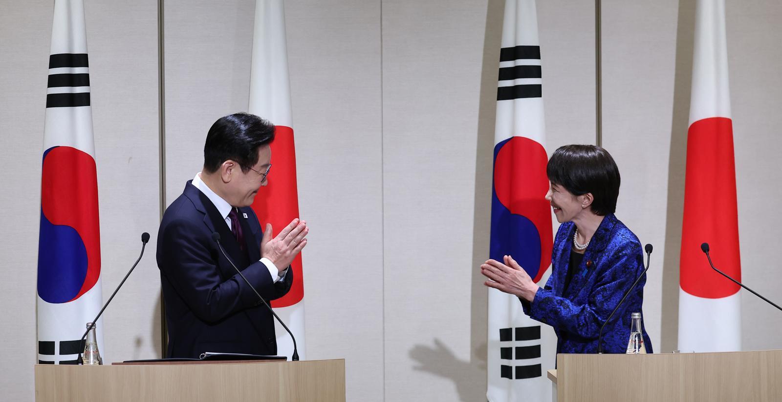 이재명 대통령과 다카이치 사나에 일본 총리가 13일 일본 나라현 회담장에서 공동언론발표 후 박수치고 있다. 2026.1.13/뉴스1