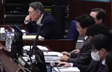 윤석열 전 대통령이 13일 오후 서울 서초구 서울중앙지방법원에서 진행된 내란 우두머리 혐의 2차 결심공판에서 손으로 이마를 매만지고 있다. 2026.1.13/서울중앙지방법원 제공 영상 갈무리