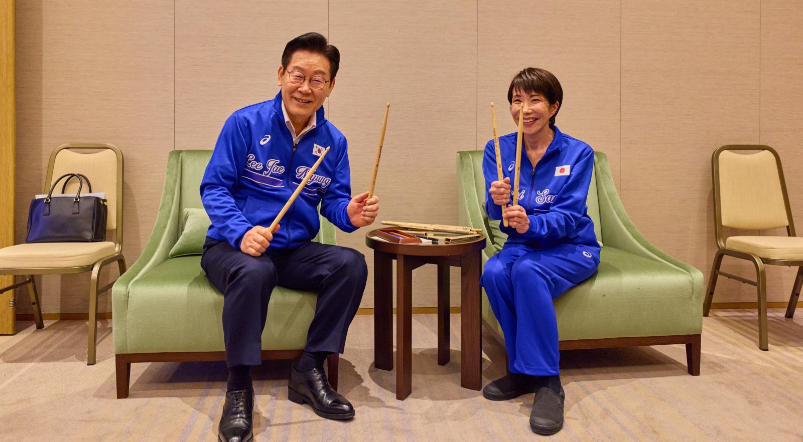 이재명 대통령이 13일 일본 나라현 한 호텔에서 열린 다카이치 사나에 총리와 환담을 하고 있다. 2026.01.13 송은석 기자 silverstone@donga.com