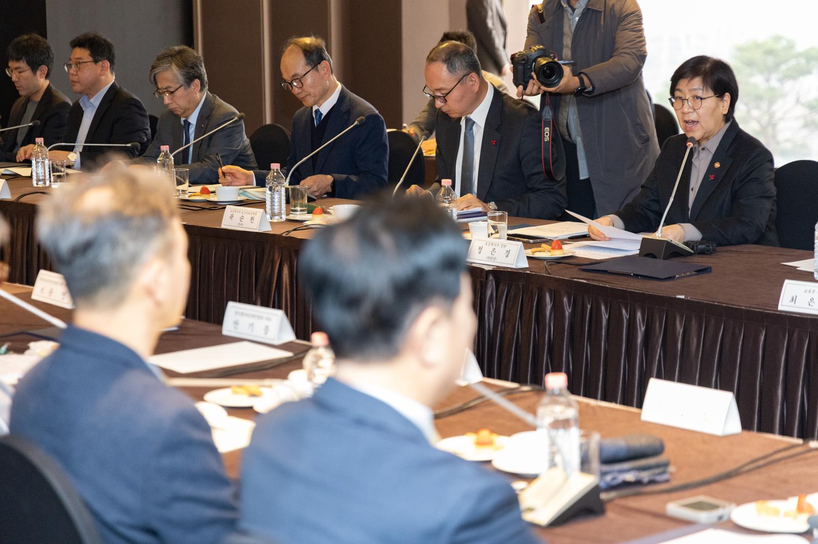 정은경 보건복지부 장관이 29일 오후 서울 중구 더플라자호텔에서 열린 2025년 제1차 보건의료정책심의위원회에서 인사말을 하고 있다. 2025.12.29 뉴시스