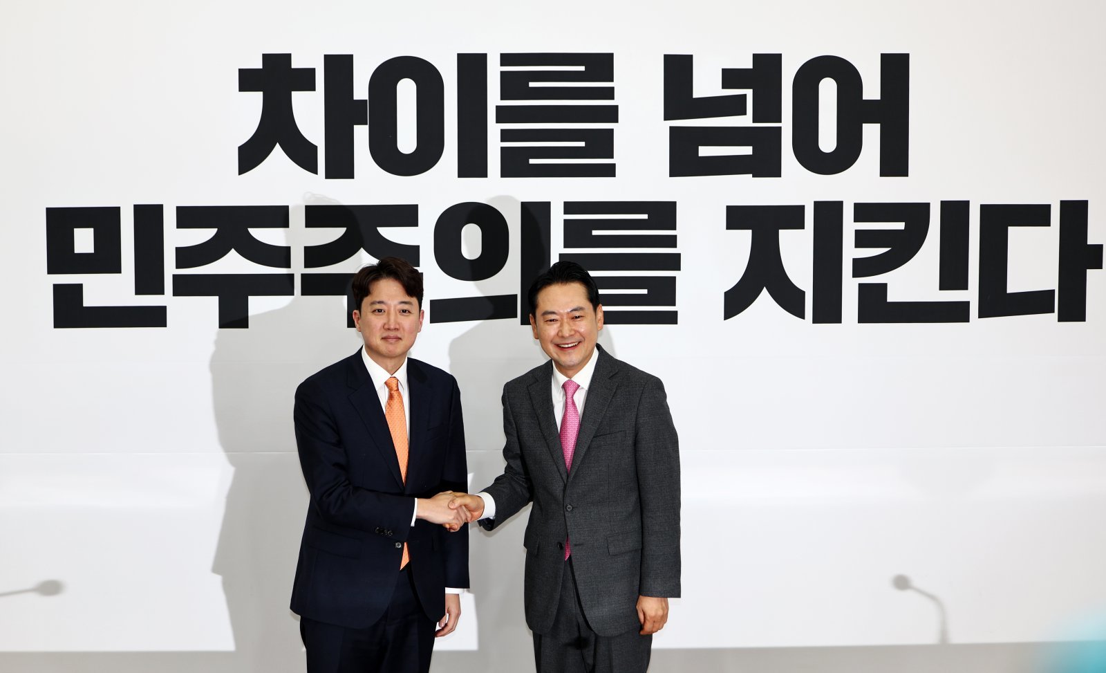 장동혁(오른쪽) 국민의힘 대표와 이준석 개혁신당 대표가 13일 오전 서울 여의도 국회에서 만나 기념촬영하고 있다. 2026.01.13. [서울=뉴시스]