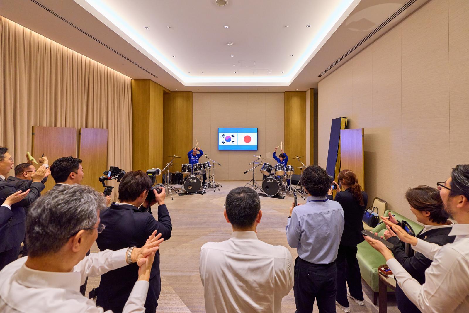 이재명 대통령과 다카이치 사나에 일본 총리가 13일 일본 나라현 회담에서 푸른색 유니폼을 함께 착용하고 즉석 드럼 협주를 하고 있다. 사진공동취재단