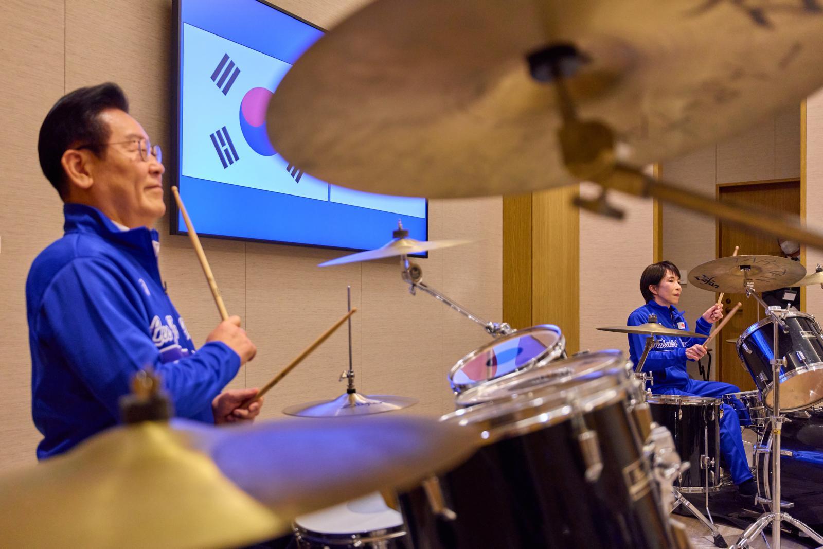 이재명 대통령이 13일 일본 나라현 한 호텔에서 열린 다카이치 사나에 총리와 환담에서 드럼 합주를 하고 있다. 2026.01.13 송은석 기자 silverstone@donga.com