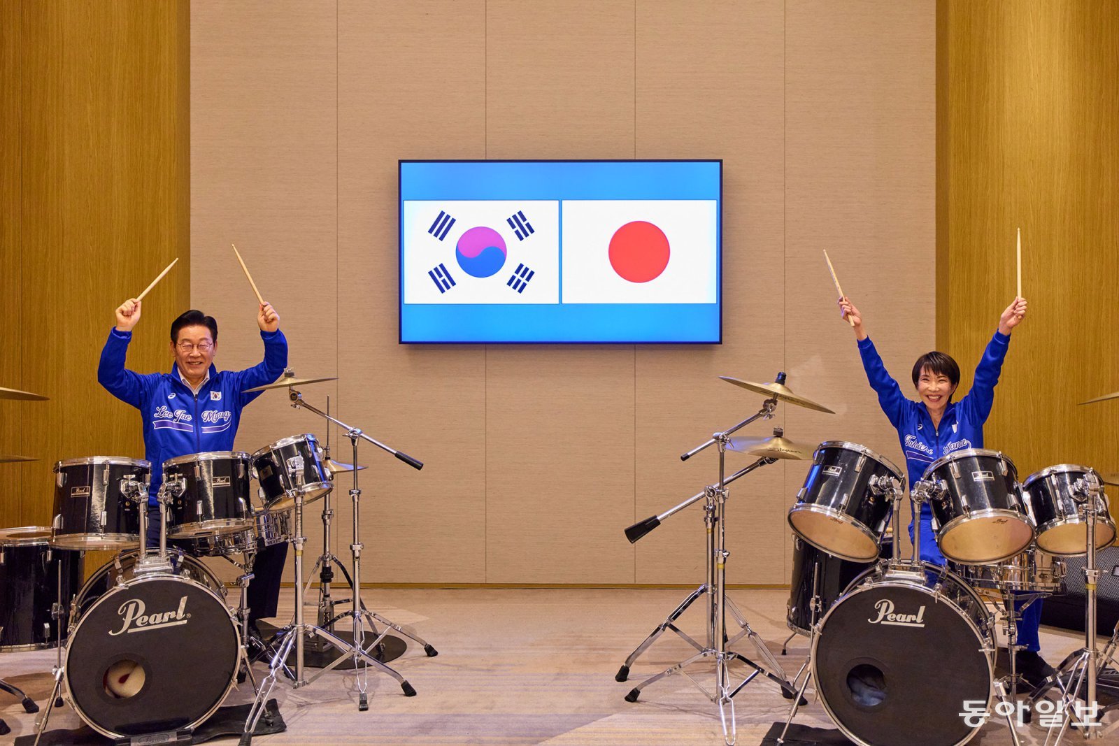 이재명 대통령과 다카이치 사나에 일본 총리가 13일 일본 나라현 환담자리에서 일본 측이 마련한 푸른색 유니폼을 함께 착용하고 드럼 앞에서 즉석 드럼 합주를하고 있다. 송은석 기자 silverstone@donga.com