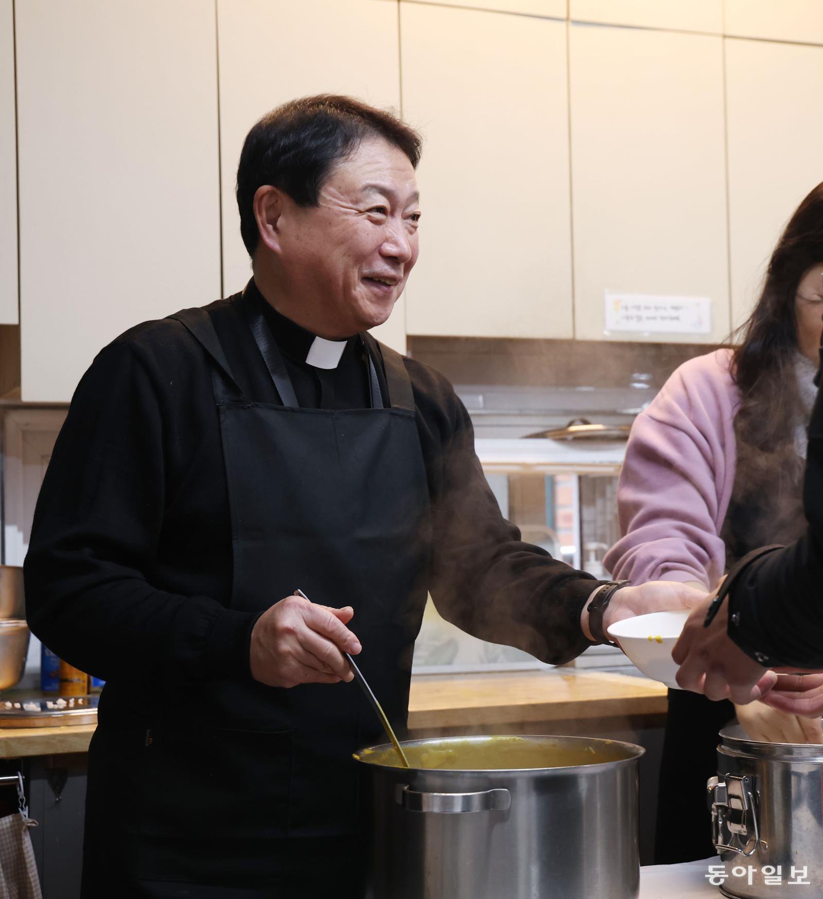 이영우 신부는 “과거와 달리 요즘 시대에는 고시원 등 방 안에 숨어 고립된 채 살아가는 빈민이 많다”라며 “물질적인 도움도 필요하지만, 관심과 사랑, 따뜻한 말 한마디가 더 절실한 사람들”이라고 말했다. 신원건 기자 laputa@donga.com