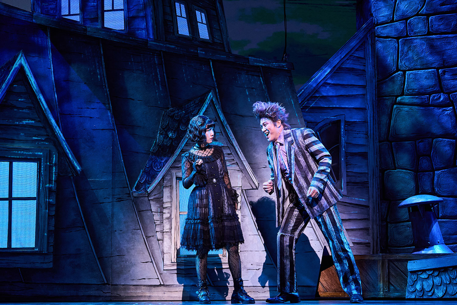 뮤지컬 ‘비틀쥬스’에서 유령을 볼 수 있는 겁 없는 소녀 리디아(홍나현·왼쪽)와 비틀쥬스(정성화). CJ ENM 제공