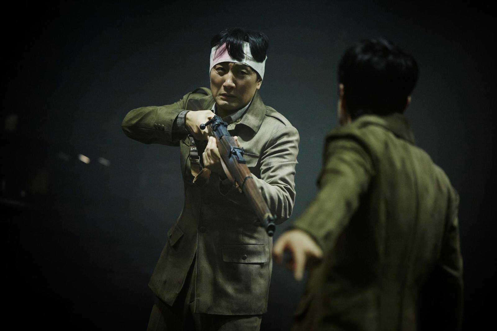 연극 ‘벙커 트릴로지’ 중 ‘모르가나’에서 솔저1 역의 이석준.      아이엠컬처 제공