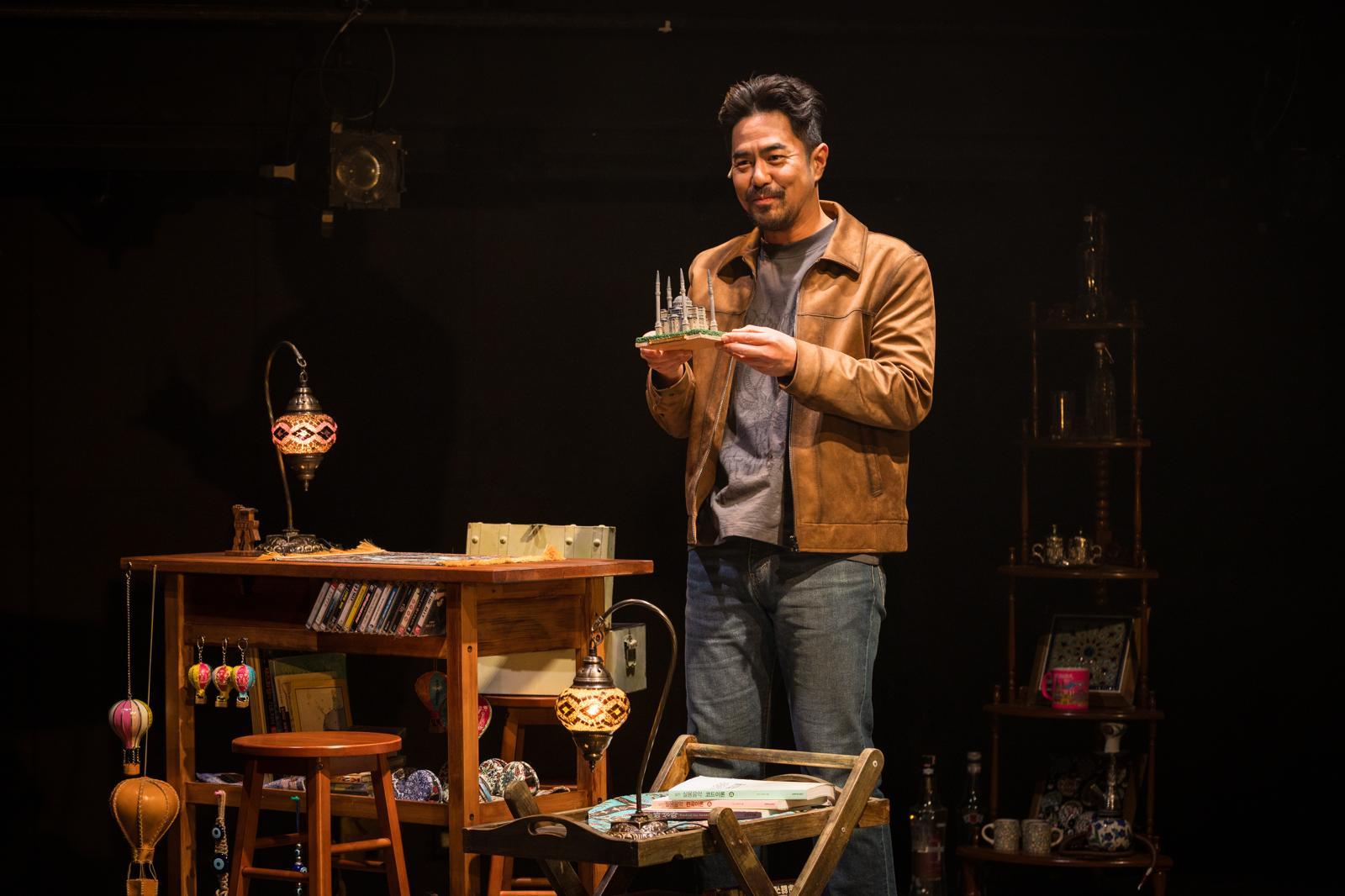 연극 ‘터키 블루스’에서 터키 여행을 떠올리며 시완을 생각하는 주혁(전석호).  연우무대 제공