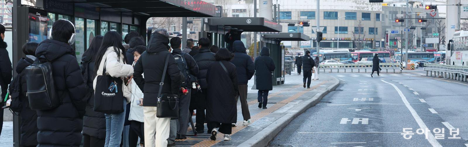 기다려도 오지 않는 버스… 승객들 긴 줄
13일 오전 1시 30분경 서울 시내버스 노사 간 임금·단체협약 협상이 결렬되면서 이날 서울 전역을 운행하는 버스가 첫차부터 파업에 돌입했다. 이날 오전 서울역 환승센터에서 파업 소식을 미처 접하지 못한 승객들이 긴 줄을 이루며 운행하지 않는 버스를 기다리고 있다. 신원건 기자 laputa@donga.com