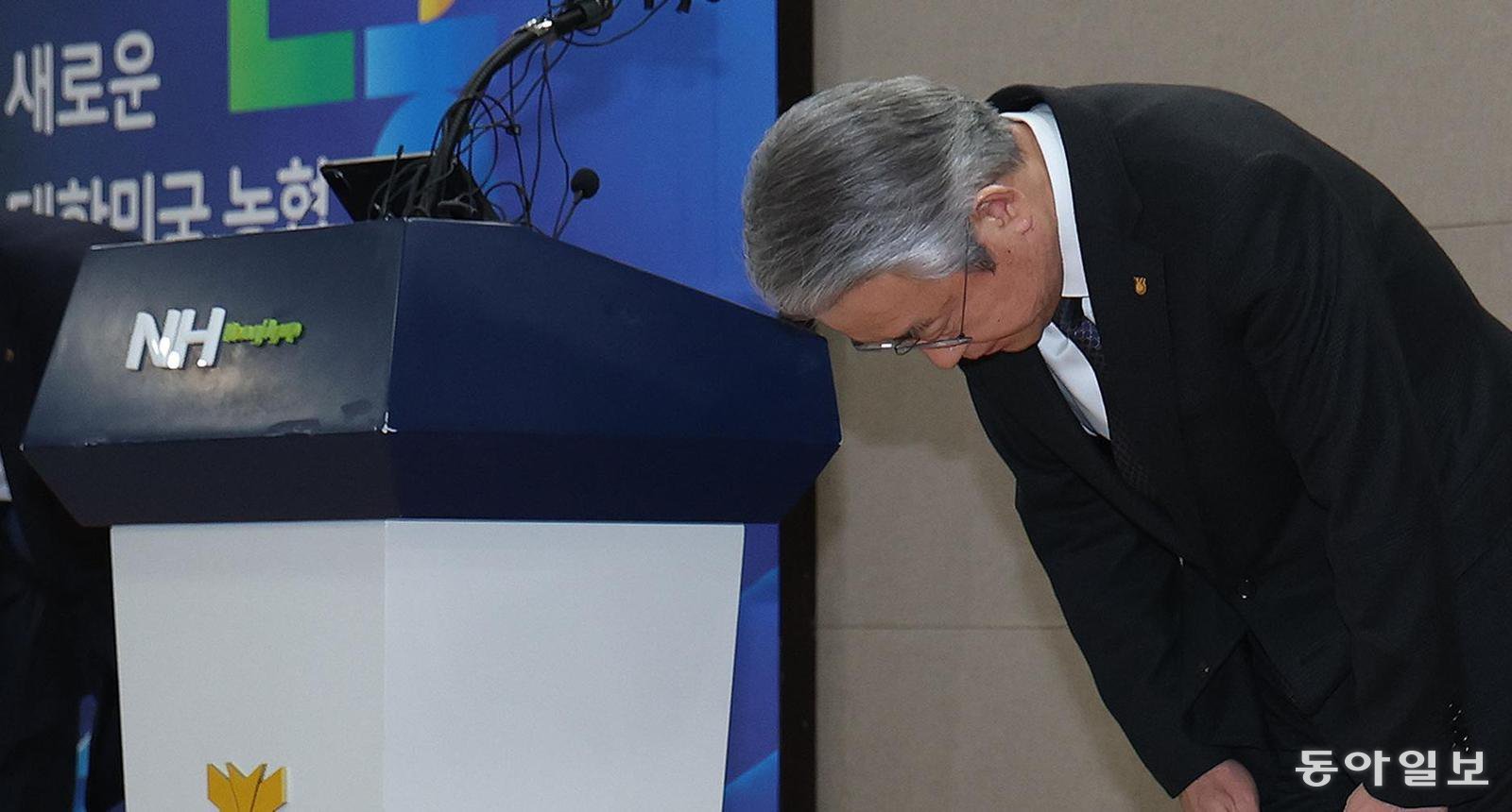 13일 오전 서울 중구 농협중앙회 본관에서 강호동 농협중앙회장이 ‘호화 출장’ 논란 등에 대해 대국민 사과문을 발표한 뒤 고개를 숙이고 있다. 김재명 기자 base@donga.com
