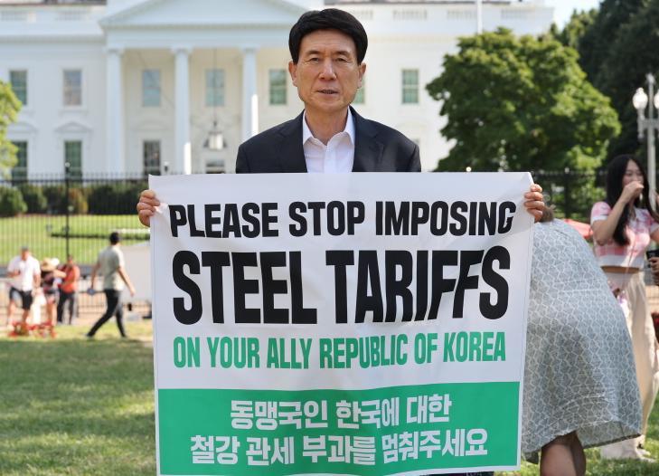 이강덕 경북 포항시장이 지난해 9월 1일(현지 시간) 미국 워싱턴 백악관 앞에서 철강 관세 인하를 호소하는 1인 캠페인을 진행하고 있다. 포항시 제공