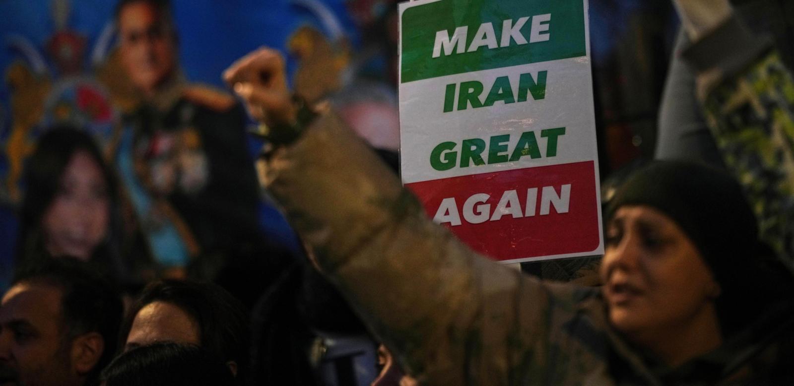 “이란을 다시 위대하게” 팻말 들고 반정부시위 지지
12일 영국 런던의 주영국 이란대사관 앞에서 시민들이 도널드 트럼프 미국 대통령의 정치 구호와 이란을 결합한 “이란을 다시 위대하게”라고 적힌 팻말을 들고 이란의 반정부 시위대를 지지하고 있다. 같은 날 트럼프 대통령은 시위대를 유혈 진압하는 이란 당국에 대한 경고 의미로 “이란과 거래하는 모든 국가에 25%의 관세를 부과하겠다”고 밝혔다. 런던=AP 뉴시스