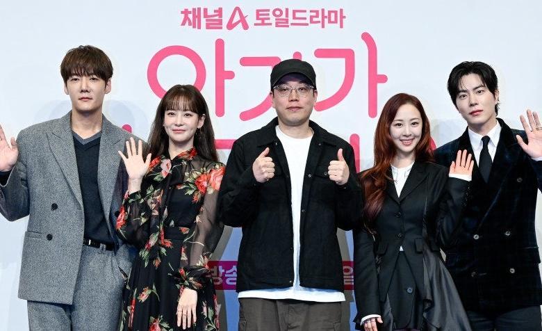 17일 첫 방송하는 채널A 드라마 ‘아기가 생겼어요’의 제작발표회에 참석한 배우 최진혁과 오연서, 김진성 감독, 배우 김다솜, 홍종현(왼쪽부터). 이 드라마는 두 비혼주의자 두준(최진혁)과 희원(오연서)이 하룻밤 일탈로 아기가 생기며 벌어지는 이야기를 다뤘다. 오연서는 “비혼주의자인 두 사람이 어떻게 결혼을 결심하고, 사랑에 대한 생각이 바뀌는지가 탄탄하게 전개된다”고 했다. 채널A 제공