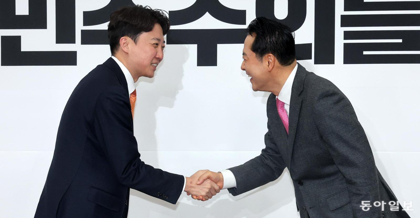 국민의힘 장동혁 대표(오른쪽)와 개혁신당 이준석 대표가 13일 서울 여의도 국회에서 만나 악수하고 있다. 장 대표와 이 대표는 더불어민주당 김병기 전 원내대표의 공천헌금 의혹 수사가 미진할 경우 특검법을 공동 발의하기로 했다. 장승윤 기자 tomato99@donga.com