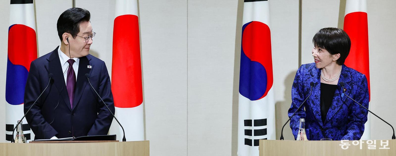 이재명 대통령(왼쪽)과 다카이치 사나에 일본 총리가 13일 일본 나라현에서 한일 정상회담을 마치고 공동언론발표를 하던 중 눈을 마주치며 웃고 있다. 이날 양 정상은 조세이 탄광 수몰 사고 유해의 신원을 확인하기 위한 유전자(DNA) 감정을 추진하기로 합의했다. 나라=송은석 기자 silverstone@donga.com