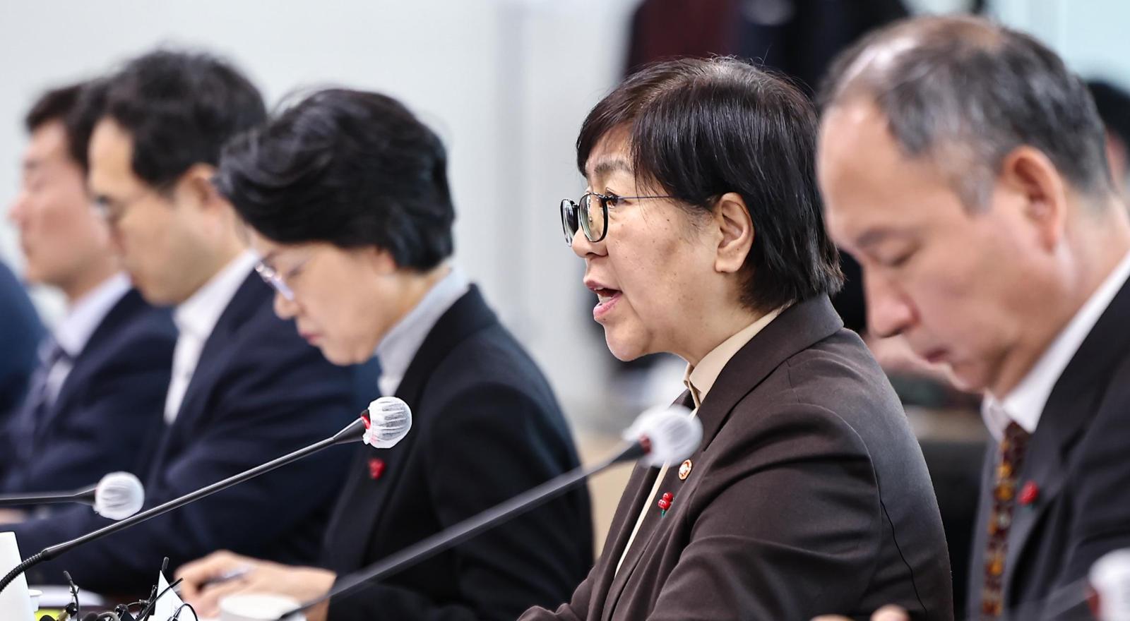 정은경 보건복지부 장관(오른쪽에서 두 번째)이 13일 서울 서초구 건강보험심사평가원 회의장에서 열린 ‘보건의료정책심의위원회’에서 의대 증원 규모 심의 기준 등을 논의하고 있다. 뉴스1