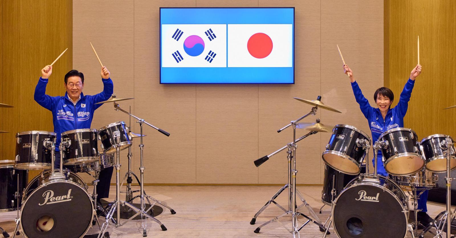 록밴드 출신 다카이치와… 李 “드럼 연주 소원 이뤄”
이재명 대통령과 다카이치 사나에 일본 총리가 13일 일본 나라현의 한 호텔에서 환담을 가진 뒤 드럼 합주를 하고 있다. 이 대통령은 록밴드 출신인 다카이치 총리의 드럼 연주 설명을 듣고 함께 ‘케이팝 데몬 헌터스’의 ‘골든’과 BTS의 ‘다이너마이트’를 연주했다고 청와대는 밝혔다. 청와대사진기자단