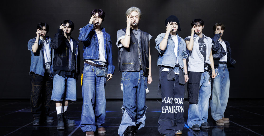 8인조 보이그룹 ‘알파드라이브원’ 멤버 7명이 12일 서울 용산구 블루스퀘어에서 열린 데뷔 쇼케이스에서 퍼포먼스를 선보이고 있다. 멤버 아르노는 다리 부상으로 공연엔 참여하지 못했다. 웨이크원 제공