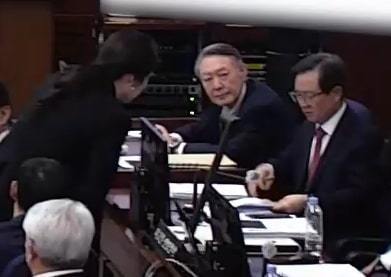 윤석열 전 대통령이 13일 오후 서울 서초구 서울중앙지방법원에서 진행된 내란 우두머리 혐의 2차 결심공판에 출석해 자리에 앉아 윤갑급 변호사와 김계리 변호사가 대화하는 모습을 바라보고 있다. 서울중앙지방법원 제공 영상 캡처