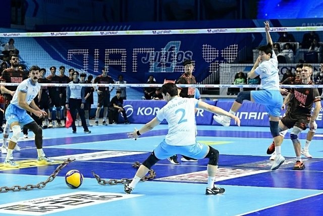 13일 대한항공 안방 경기 사진 위에 이미지 생성형 인공지능(AI) DALL·E 3가 그린 ‘약한 고리’. 한국배구연맹(KOVO) 제공