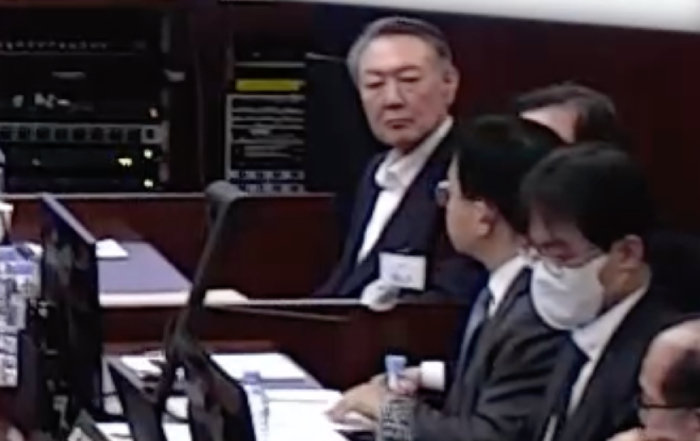 법정 출석한 尹 윤석열 전 대통령이 13일 서울 서초구 서울중앙지법 417호 대법정에서 열린 내란 우두머리 혐의 1심 결심공판에 출석해 굳은 표정으로 변호인단을 바라보고 있다. 이날 내란 특검은 윤 전 대통령에 대해 “비극적 역사가 반복되지 않도록 전두환 노태우 세력보다 더 엄정한 단죄가 필요하다”며 사형을 선고해달라고 요청했다. 서울중앙지법 재판 중계 화면 캡처