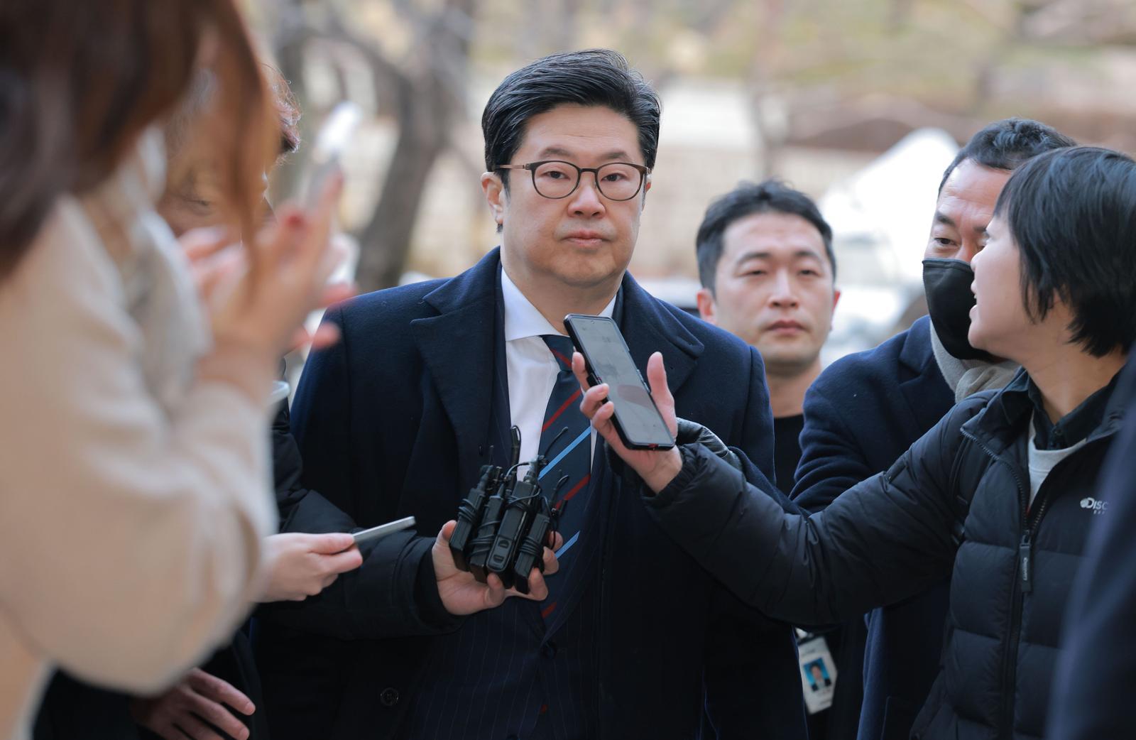 ‘홈플러스 사태’ 관련 자본시장법 위반 등의 혐의를 받는 김병주 MBK파트너스 회장이 13일 오전 서울 서초구 서울중앙지방법원에서 열린 구속 전 피의자 심문(영장실질심사)에 출석하고 있다. 사진공동취재