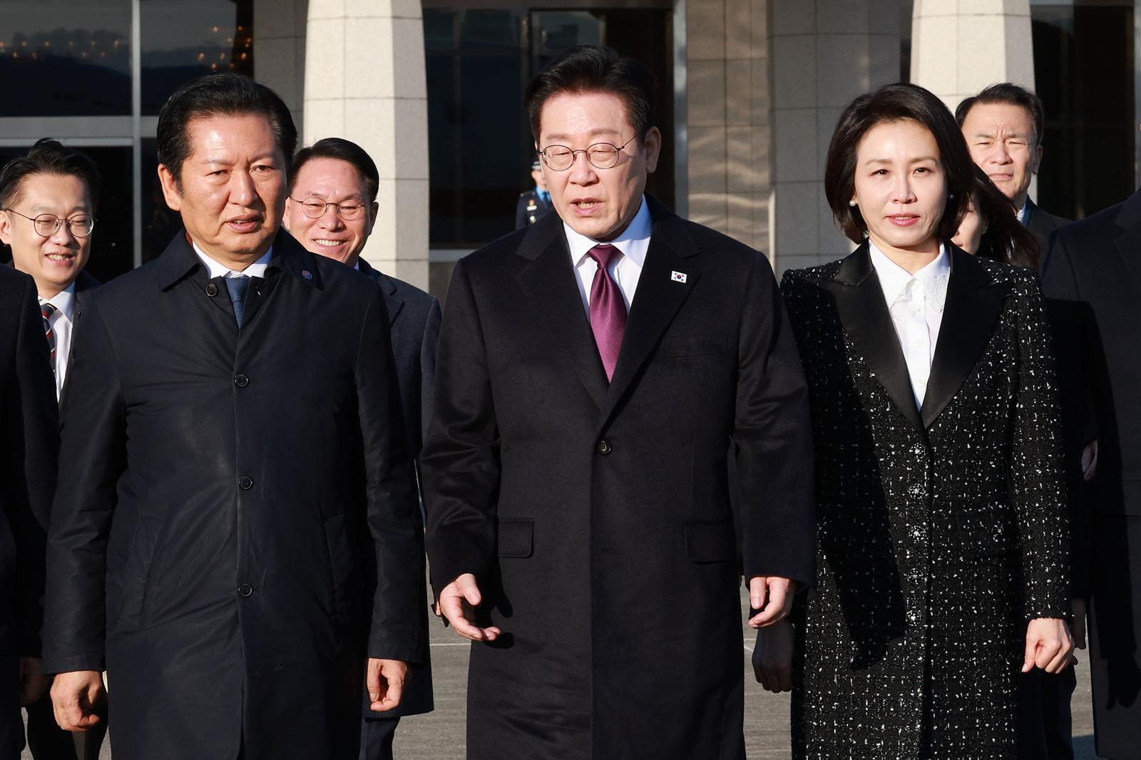 한일 정상회담을 위해 일본을 방문하는 이재명 대통령이 13일 경기 성남 서울공항에서 공군1호기로 향하며 정청래 더불어민주당 대표와 대화하고 있다. 2026.01.13 성남=뉴시스