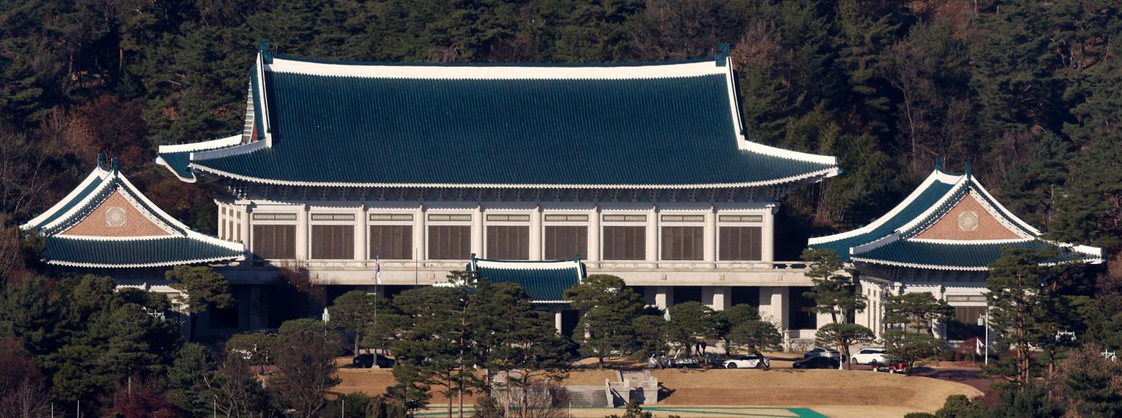 용산 대통령 집무실을 청와대로 이전하는 작업이 본격적으로 시작된 8일 오후 서울 종로구 청와대에 차량이 세워져 있다. 2025.12.08 뉴시스
