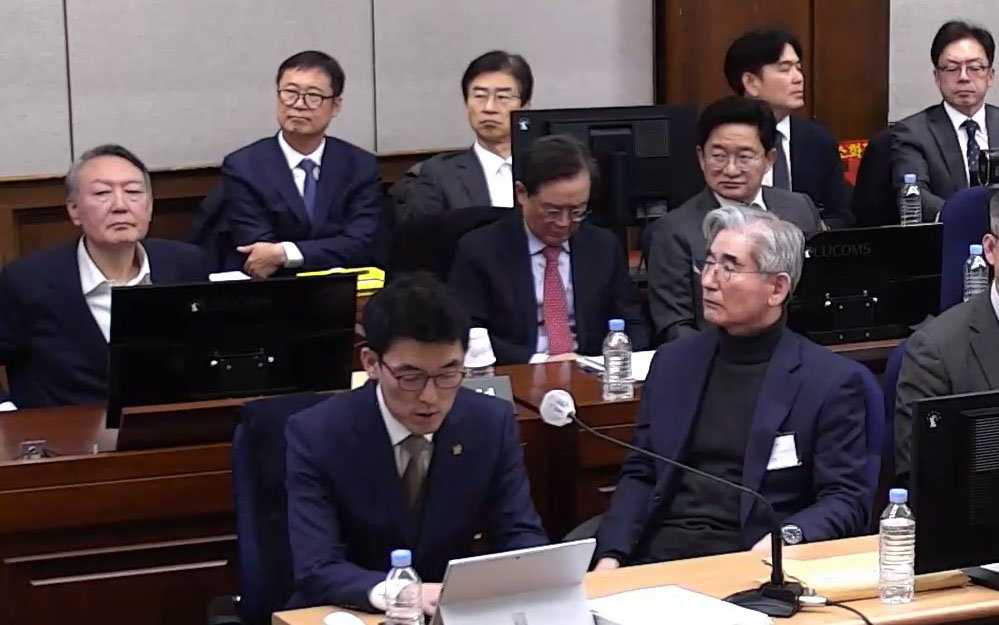 윤석열 전 대통령, 김용현 전 국방부 장관 등이 9일 서울 서초구 서울중앙지방법원에서 열린 내란 우두머리 혐의 1심 결심 공판에 출석해 자리에 앉아 있다. 2026.1.9 서울중앙지방법원 제공 영상 캡처