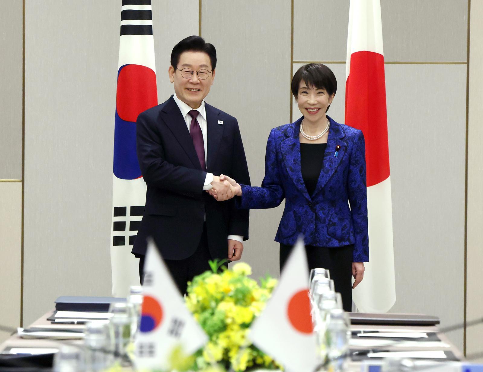 이재명 대통령과 다카이치 사나에 일본 총리가 13일(현지 시간) 나라현 회담장에서 한일 확대 정상회담 기념촬영을 하고 있다. 2026.01.13 나라=뉴시스