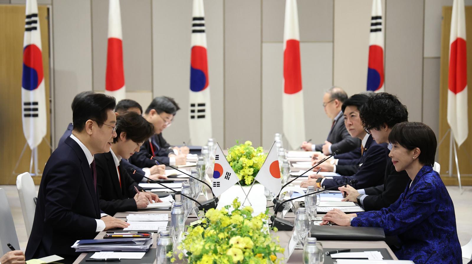 이재명 대통령과 다카이치 사나에 일본 총리가 13일 일본 나라현 회담장에서 확대 회담을 하고 있다. 2026.1.13 나라=뉴스1