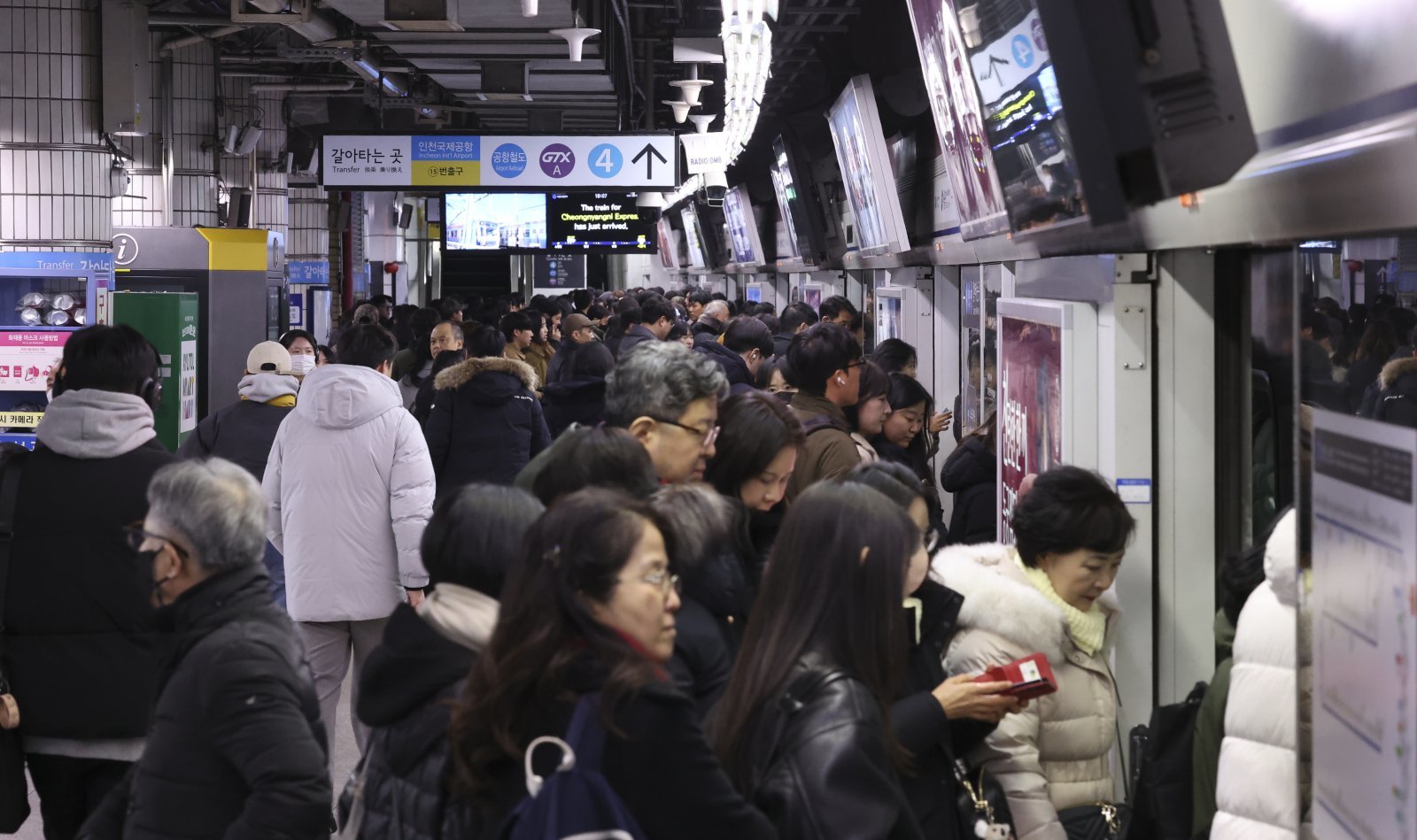 퇴근길에도 서울 시내버스 파업이 계속되는 13일 저녁 서울지하철 4호선 서울역이 퇴근하는 시민들로 붐비고 있다. 2026.01.13 뉴시스