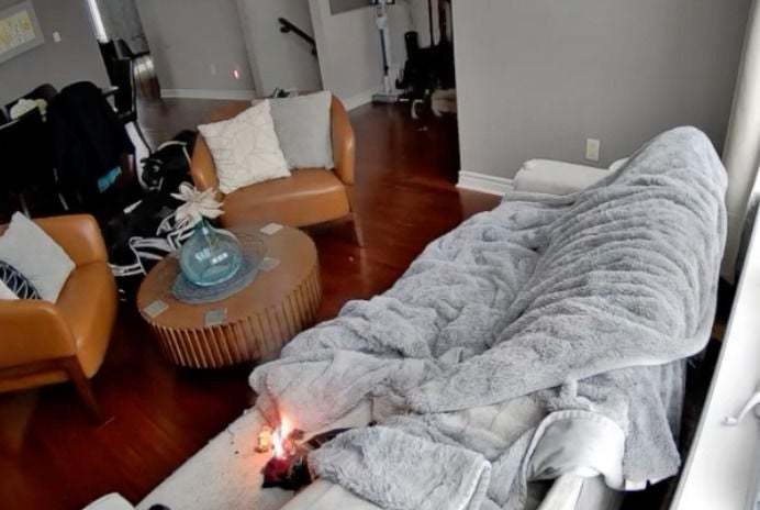 캐나다 오타와 교외의 한 주택에서 반려견이 스키 장갑을 씹으며 놀다가 화재가 발생했다. 2026.01.09 캐나다 오타와 소방당국 공식 페이스북 캡처