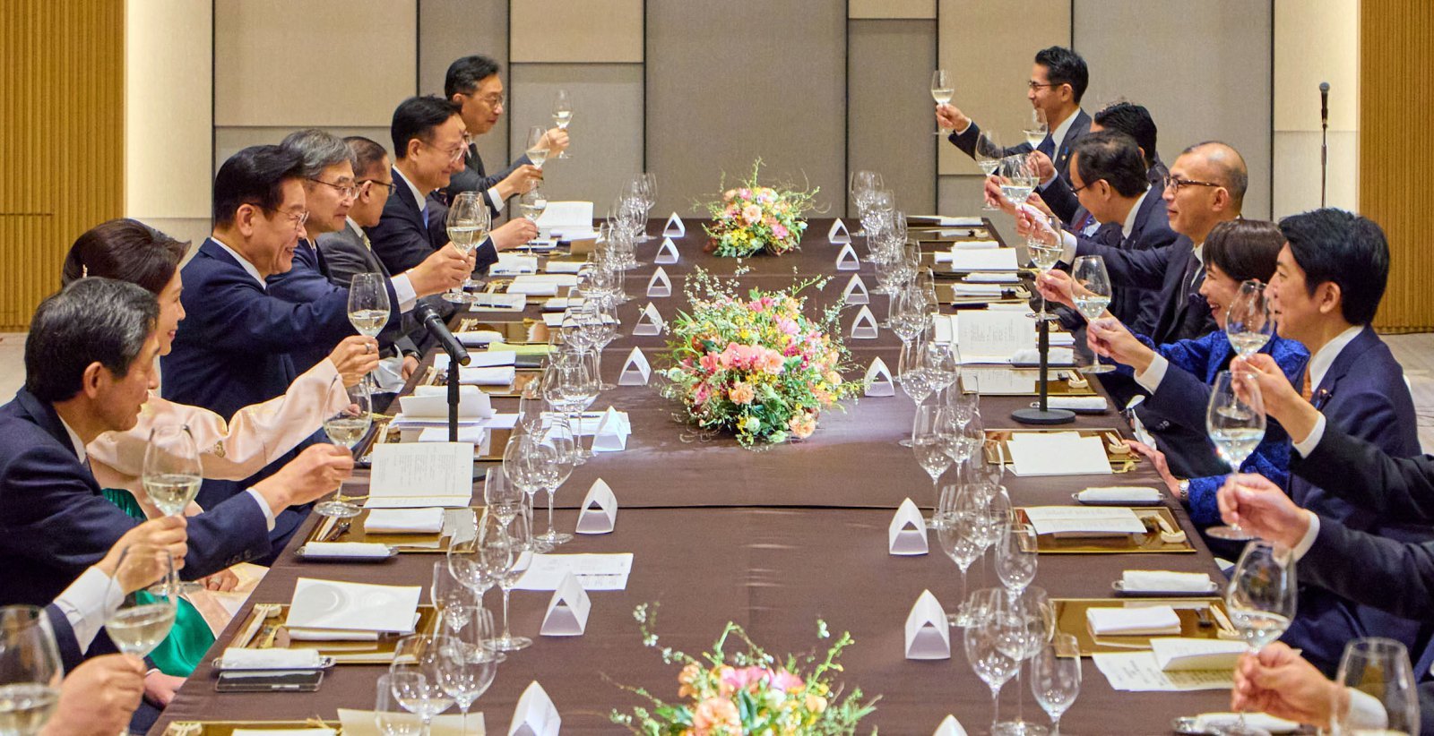 이재명 대통령과 김혜경 여사가 13일(현지 시간) 일본 나라현 회담장에서 열린 다카이치 사나에 총리와 만찬에서 참석자들과 건배를 하고 있다. 사진공동취재