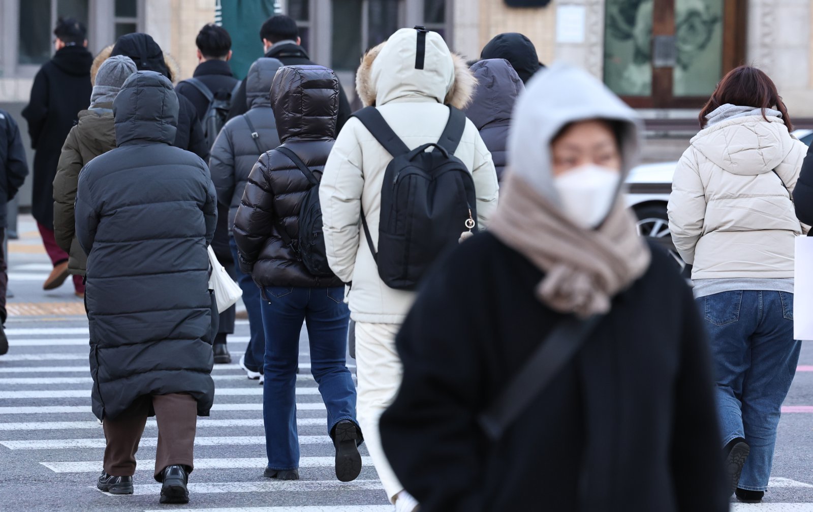 새해 들어 가장 강한 추위가 찾아온 8일 오전 서울 광화문네거리에서 두꺼운 옷을 입은 시민들이 출근길 발걸음을 옮기고 있다. 2026.1.8 뉴스1